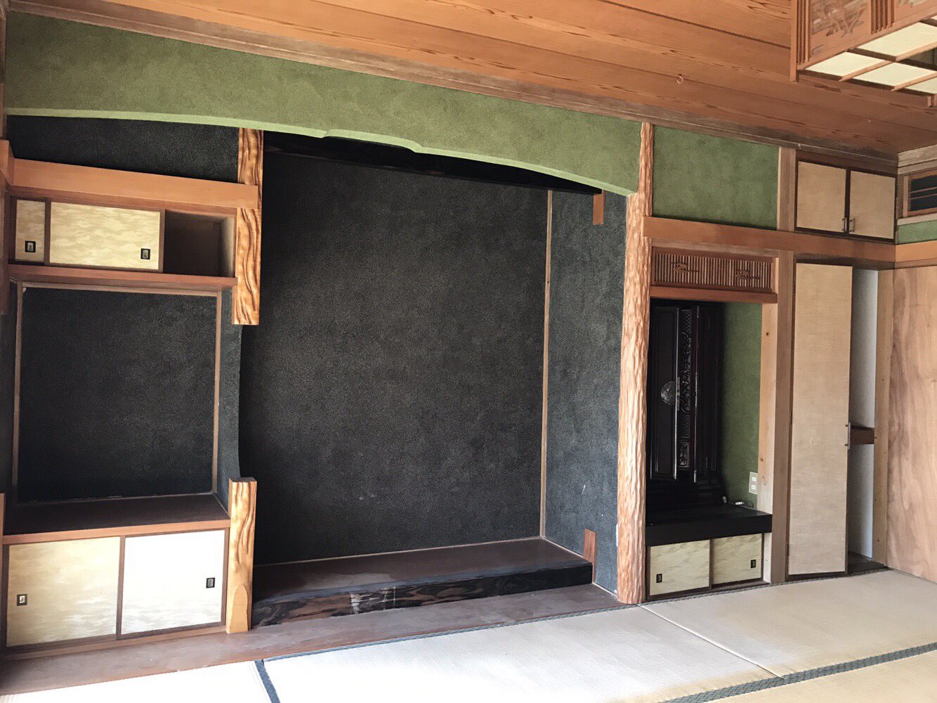 こすおん 平生スタジオ和室 二階にあります 黒い砂壁の珍しい雰囲気なので そのうちどうにかしたいです 本物金粉が使われた 謎の金ピカ部屋も好きに使って下さい T Co Zfdxfp66mg Twitter