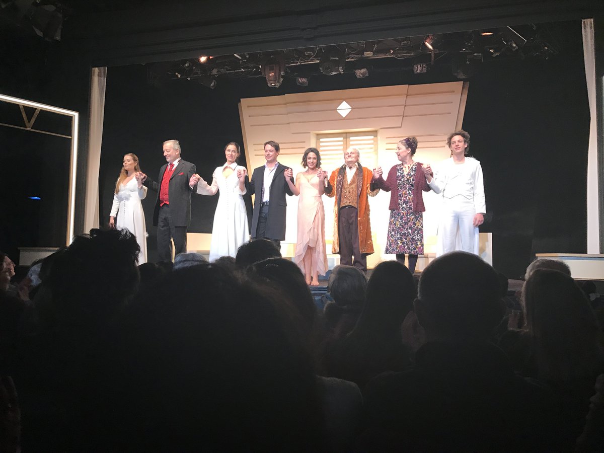 ThtreRiveGauche's tweet photo. [HOTEL DES DEUX MONDES] Les #photos souvenirs de la #première avec @EESchmitt @davysardou @RoxaneLeTexier #salut #théâtre #AnneBourgeois https://t.co/SmoNWej9e1