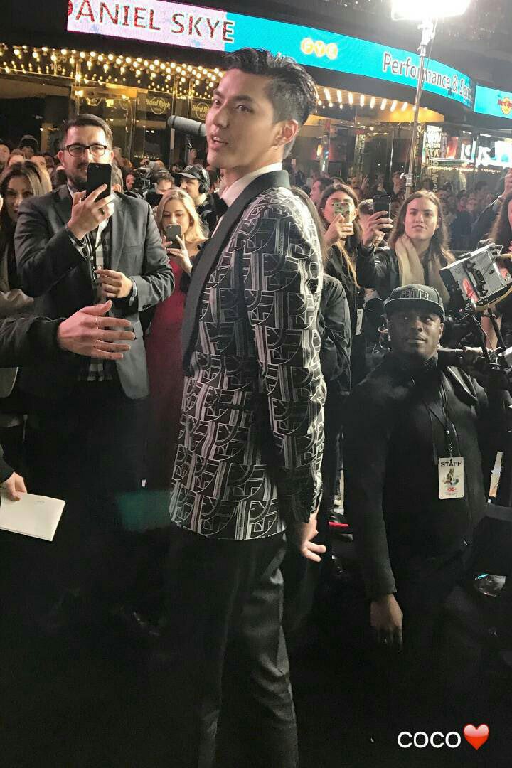 So_B_E_A_utiful's tweet photo. #WuYiFan #KrisWu

Собственно, ничего удивительного или нового. Просто сногсшибательный Крис Ву, который пленил сердце фанбоя. https://t.co/Sx7y1C1q6y