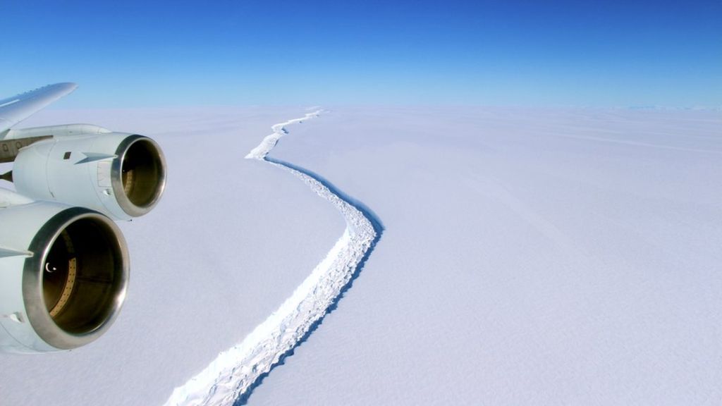 CarbonBrief's tweet photo. Larsen ice crack continues to open up | @BBCNews @BBCAmos https://t.co/2AjWtu7SBh https://t.co/ZuTiH5JlBM