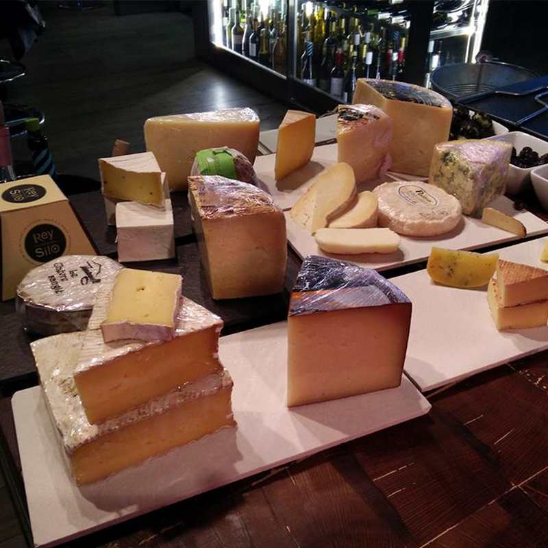 vacanostra's tweet photo. Hoy se celebra el #CheeseLoversDay en EE.UU así que, ¡nos vale de excusa! 🧀🍖🍷 Prueba las tablas de #quesos de @salvabonfromage, ¡deliciosas! https://t.co/zhKOvbyUmR