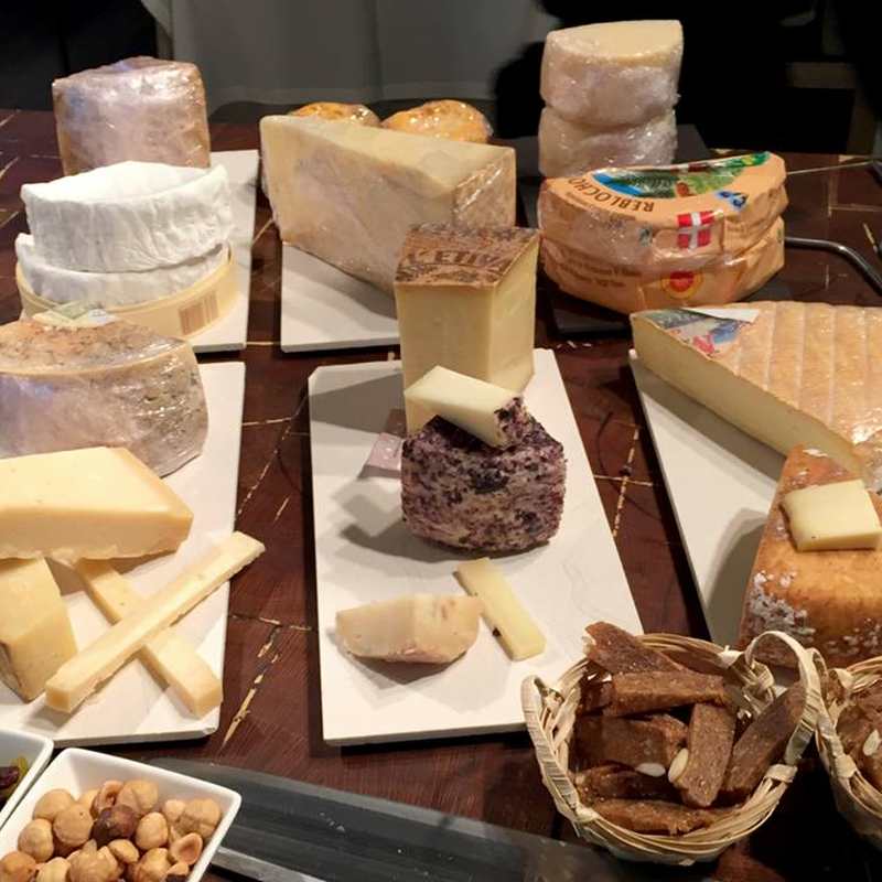 vacanostra's tweet photo. Hoy se celebra el #CheeseLoversDay en EE.UU así que, ¡nos vale de excusa! 🧀🍖🍷 Prueba las tablas de #quesos de @salvabonfromage, ¡deliciosas! https://t.co/zhKOvbyUmR