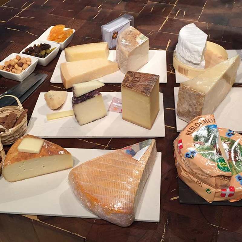 vacanostra's tweet photo. Hoy se celebra el #CheeseLoversDay en EE.UU así que, ¡nos vale de excusa! 🧀🍖🍷 Prueba las tablas de #quesos de @salvabonfromage, ¡deliciosas! https://t.co/zhKOvbyUmR