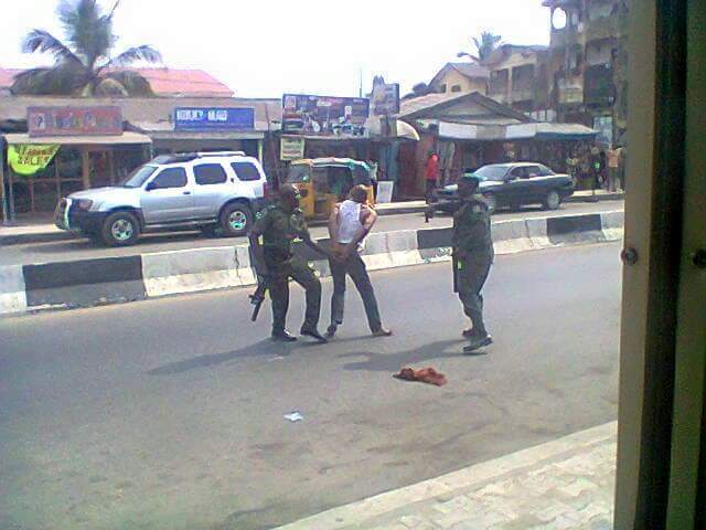 Astro_Yang160's tweet photo. #AMERICA #AFRICA #BIAFRA NIG POLICE,ARMY SHOOTING UNARMED BIAFRANS CELEBRATING TRUMP'S INAUGURATION @EUparliament https://t.co/o7LYMH6zjX