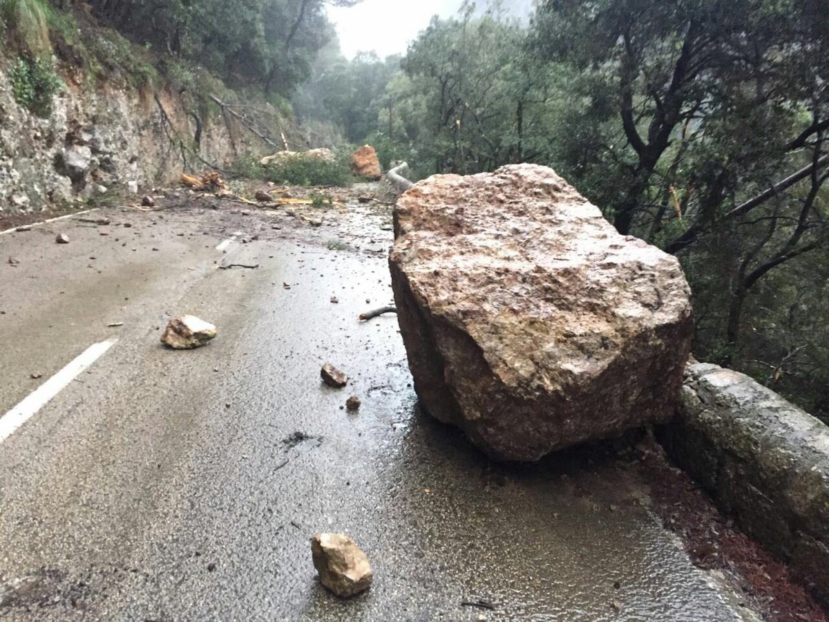 Cortadas varias carreteras en Mallorca por los efectos del temporal