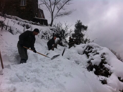 FrancoisOrlandi's tweet image. #Neige : Les missions du #cd2b stabilisées. Les #FORSAP désormais déployés au service de la population.