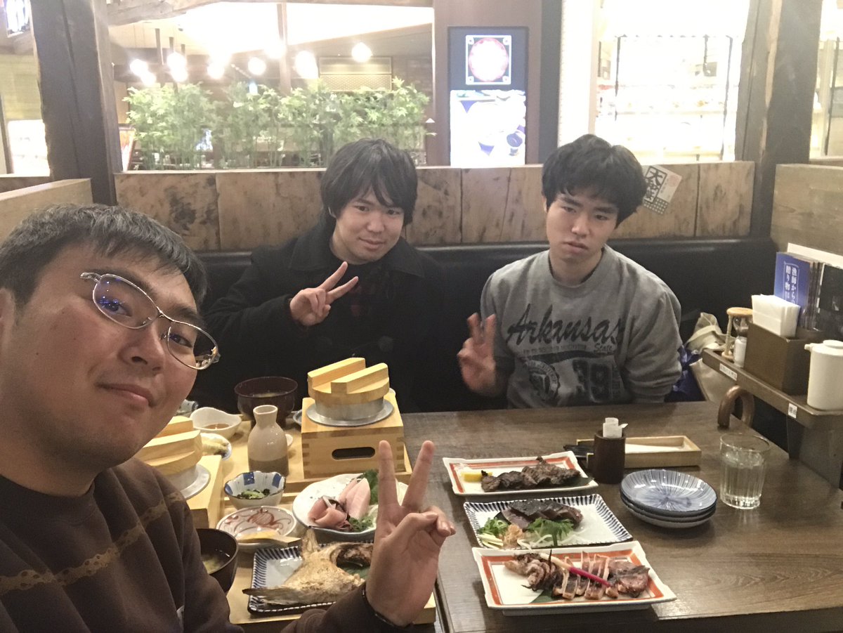 playacreate's tweet image. 新年会！は前回やったのですが今日は新年会兼食事会を行っています！
一つ"おかしい"点があるのですが気がつきますか？？
#PAC #playandcreate #食事会 #新年会