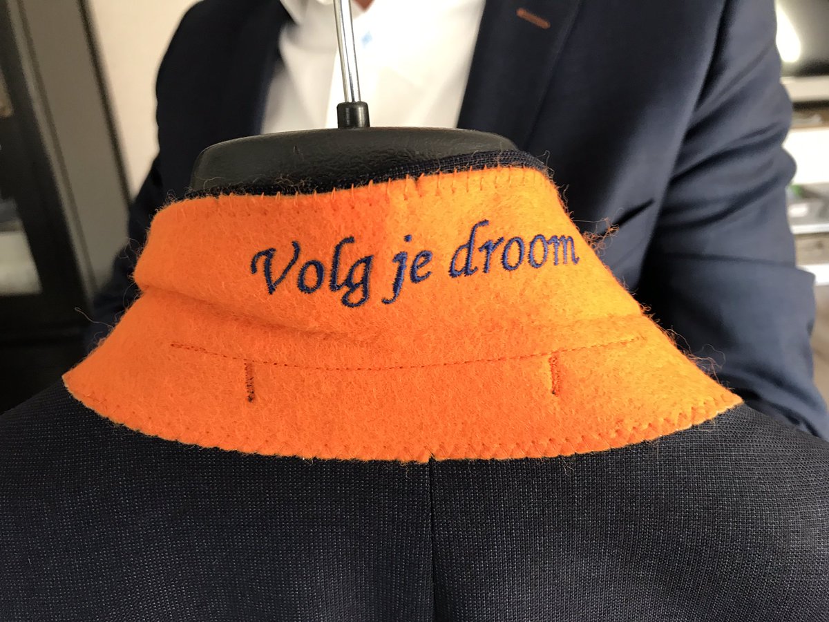 Robinvangalen's tweet photo. Prachtig pak thuis laten aanmeten en vandaag op maat bezorgd door @Companysuits 
Super service! Prachtige details! Wat vinden jullie ervan? https://t.co/rjPl5qKP3N