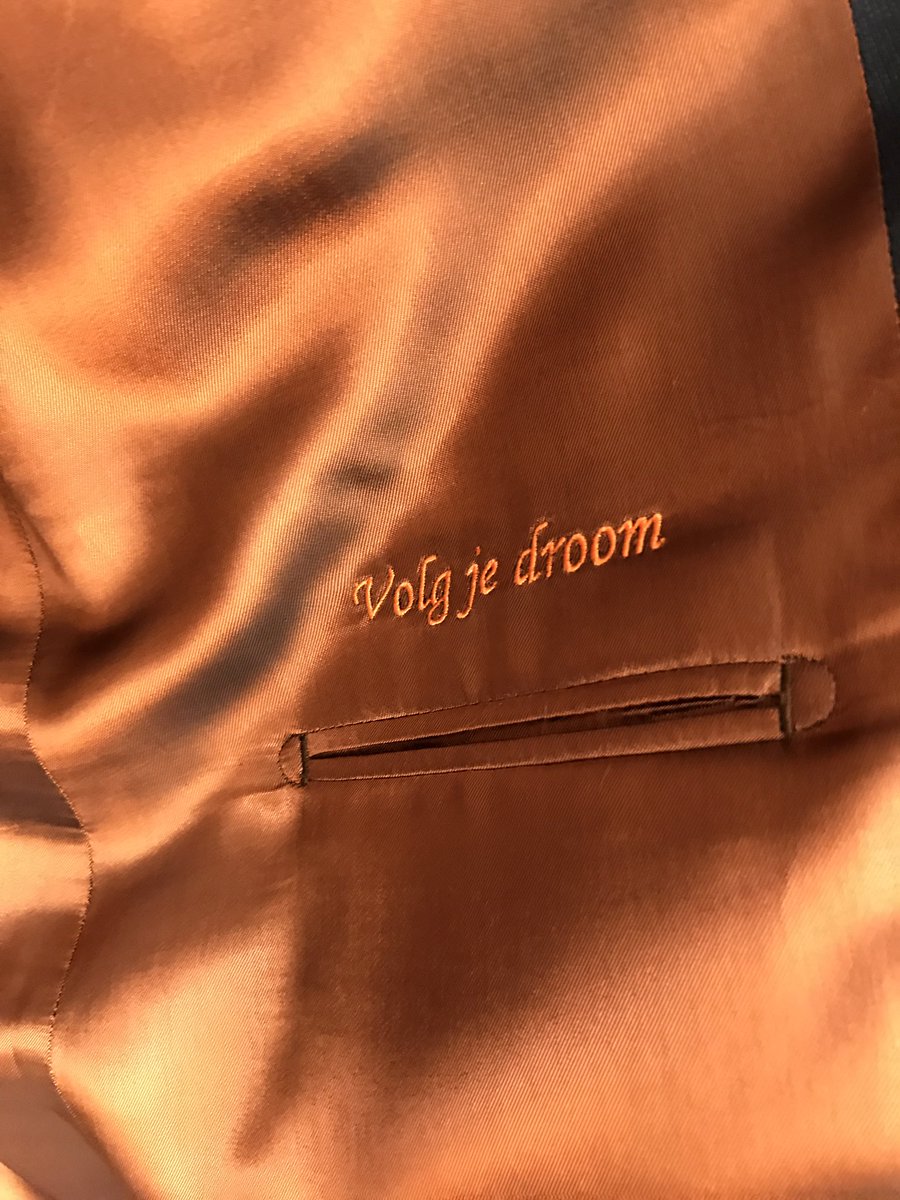Robinvangalen's tweet photo. Prachtig pak thuis laten aanmeten en vandaag op maat bezorgd door @Companysuits 
Super service! Prachtige details! Wat vinden jullie ervan? https://t.co/rjPl5qKP3N