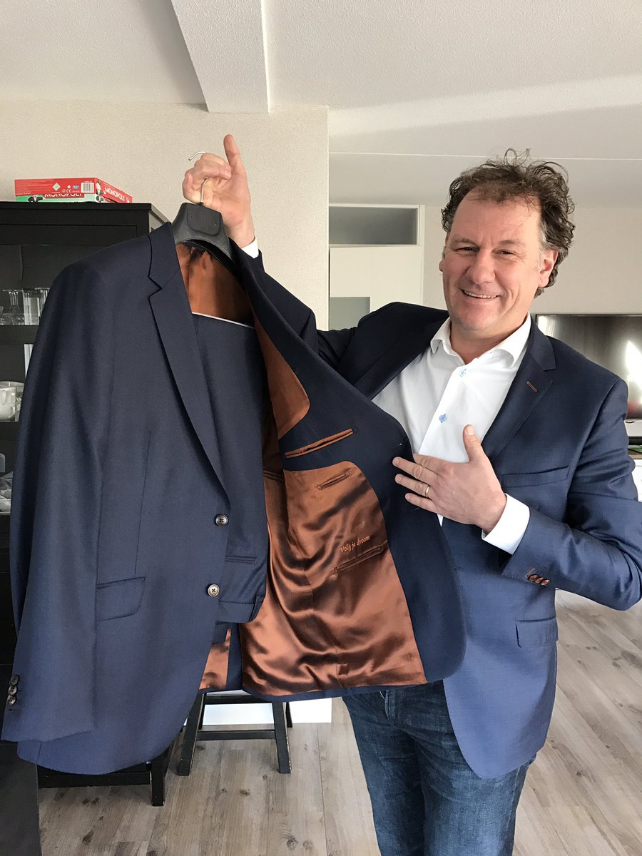 Robinvangalen's tweet photo. Prachtig pak thuis laten aanmeten en vandaag op maat bezorgd door @Companysuits 
Super service! Prachtige details! Wat vinden jullie ervan? https://t.co/rjPl5qKP3N