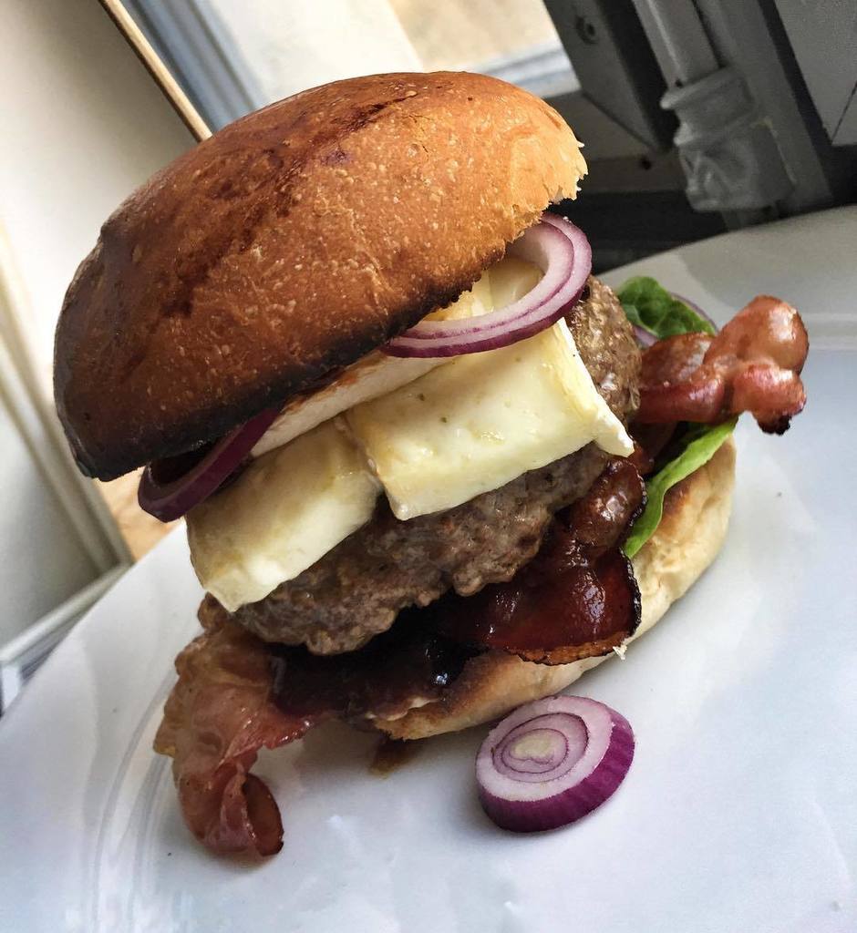 kuechenjunge's tweet photo. TRIPLE-B-Burger - BBQ-Bacon-Brie #agentur #lunch #burger #haendehochwochenende #kantine #foodporn #agency #kjfb https://t.co/qHOmE5g97g