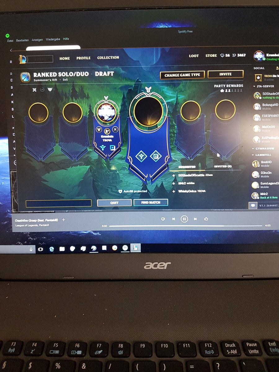 OliverKrumbein's tweet photo. @LoLGermany ich wusste garnicht, dass es jetzt 6 spieler in die Kluft können 😂 https://t.co/vKCw0XW7u2
