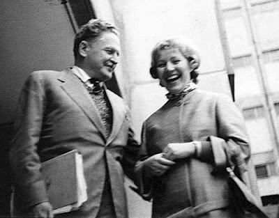 Sesinden şiirler dinlemek gibi 
Çocukça isteklerim oldu.. 
Bağışla…”

Nazım Hikmet