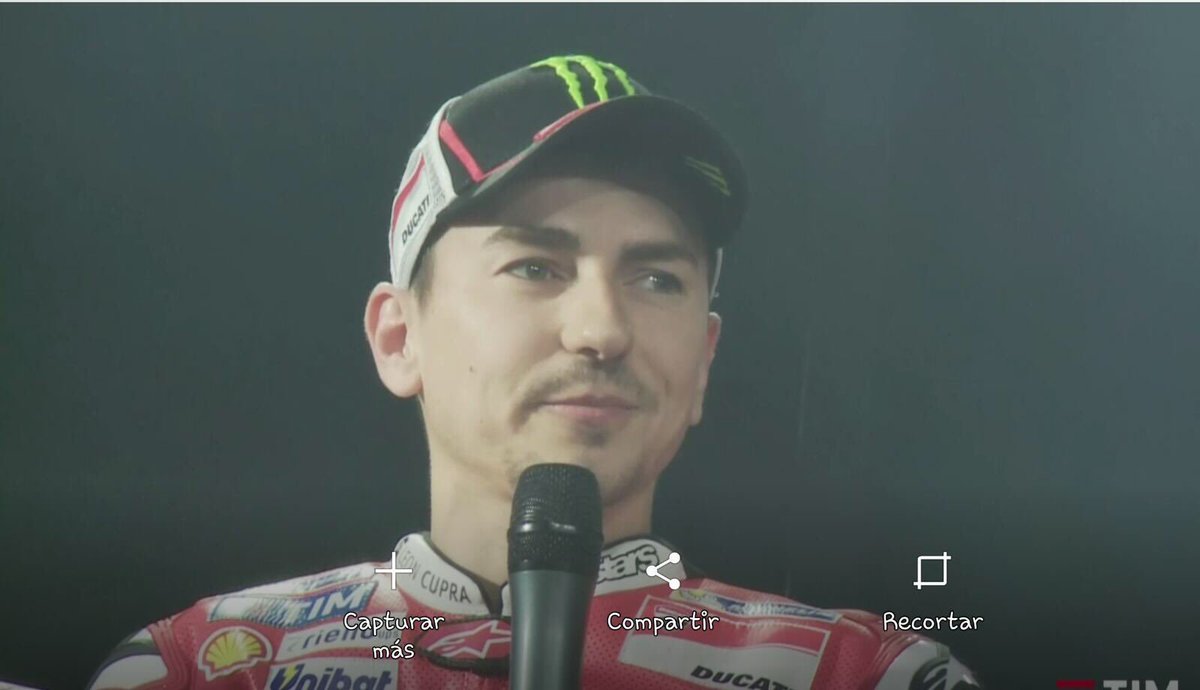 Que bien sienta el rojo 😈 #newera #ducati #JL99