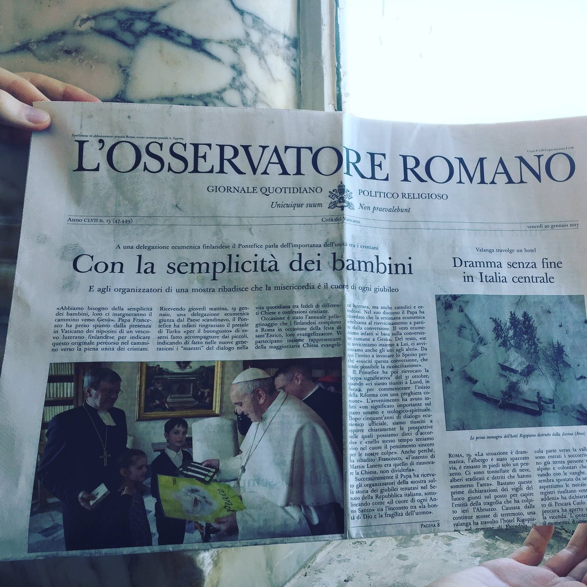 RistoLep's tweet photo. Lasten yksinkertaisuudella löydämme lopullisen yhteyden, hehkuttaa paavi L'osservatore Romanon kannessa. #kansipojat #paavi @kirkko_evl https://t.co/FsqWjB5UuS