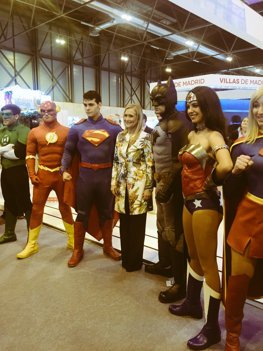 MeetinNews's tweet photo. #FITUR2017 hoy es el día de #Madrid y @ccifuentes se ha venido a celebrarlo con los súper héroes de @ParqueWarner @turismomadrid https://t.co/HBMR844EqM