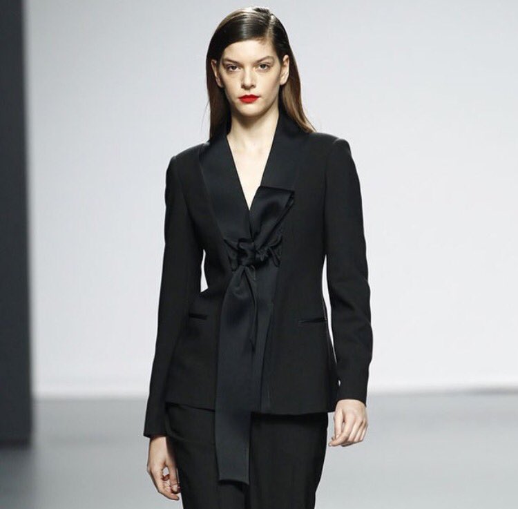 El negro es perfecto para el viernes noche. Smoking con lazo en crêpe de viscosa y lana angelschlesser.com #sales #winter #black #night