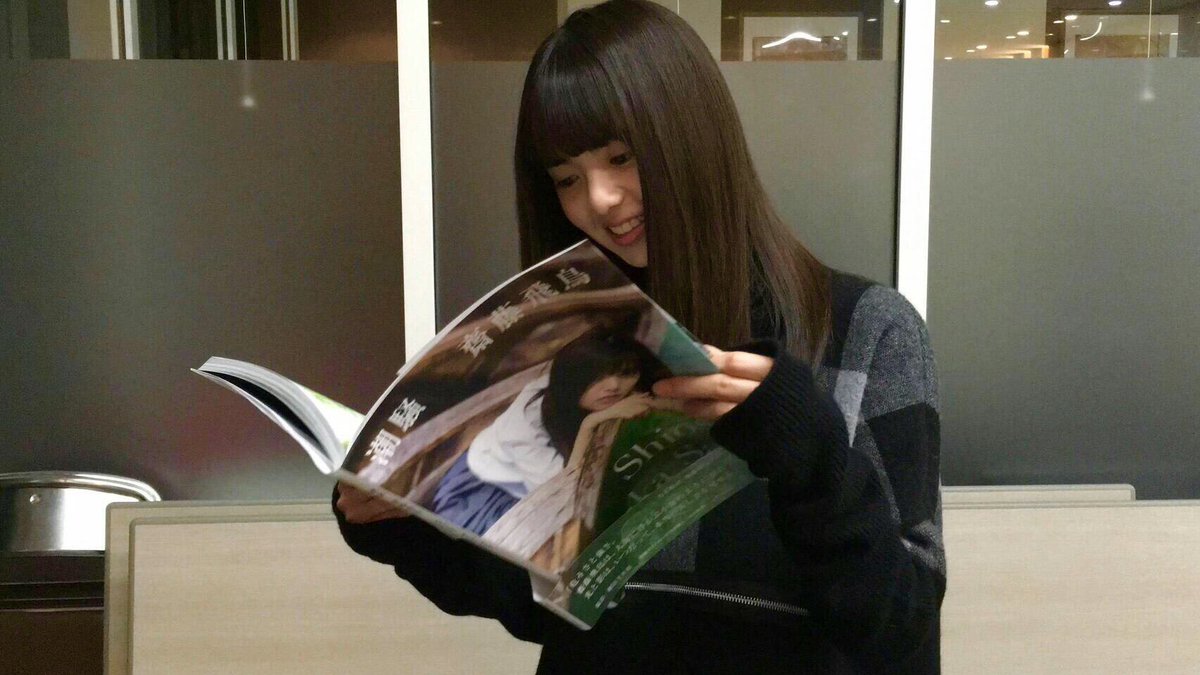 gentosha_asuka's tweet photo. 完成してすぐに
写真集『潮騒』を齋藤飛鳥さんの手元にお届けしました。
良い笑顔。

#齋藤飛鳥 #あしゅ #潮騒 https://t.co/lFHxGa7SVJ