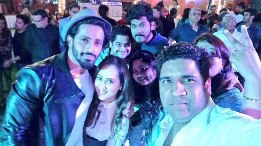 Ghulaamlifeok's tweet photo. Screening night. #Ghulaam #LaunchParty #AfterScreening #VikkasManaktala #Friends #GuuunjanManaktala @VikkasManaktala @GuunjanVM https://t.co/MazrBsHKGS