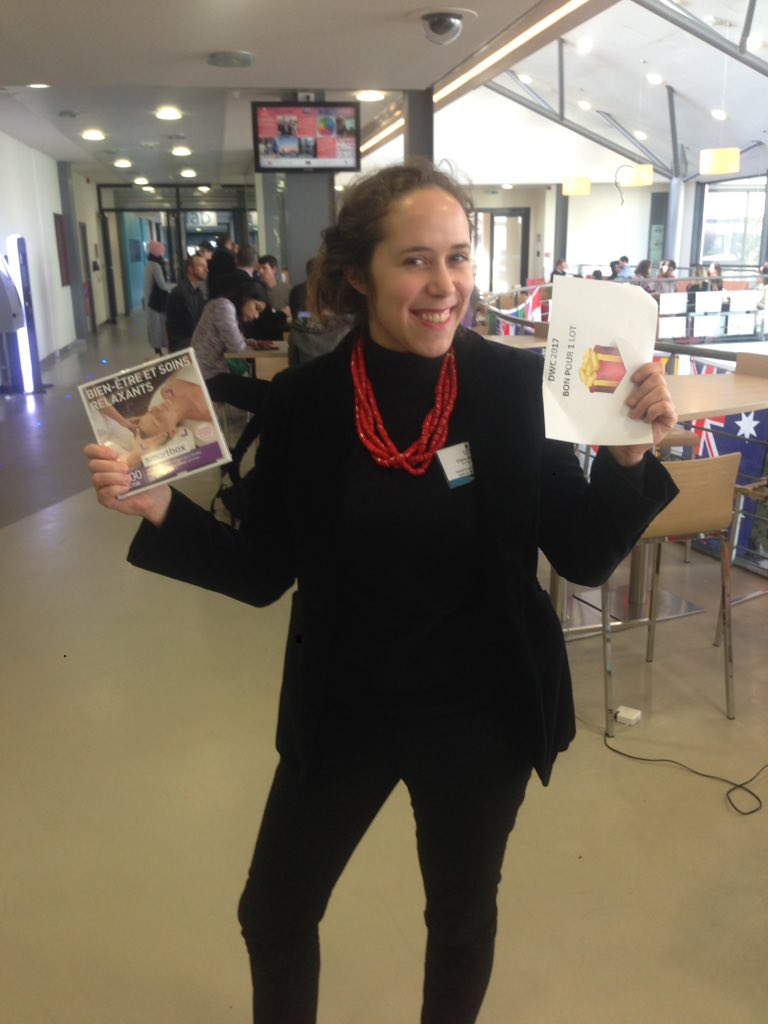 HiDA_DWC2017's tweet photo. Merci @essec et aux partenaires pour l'organisation de l#essecDWC ! La team @HiDA_DWC2017 est enchantée de ses 🎁. #HiDA_DWC2017 https://t.co/QxH7pwtOxX
