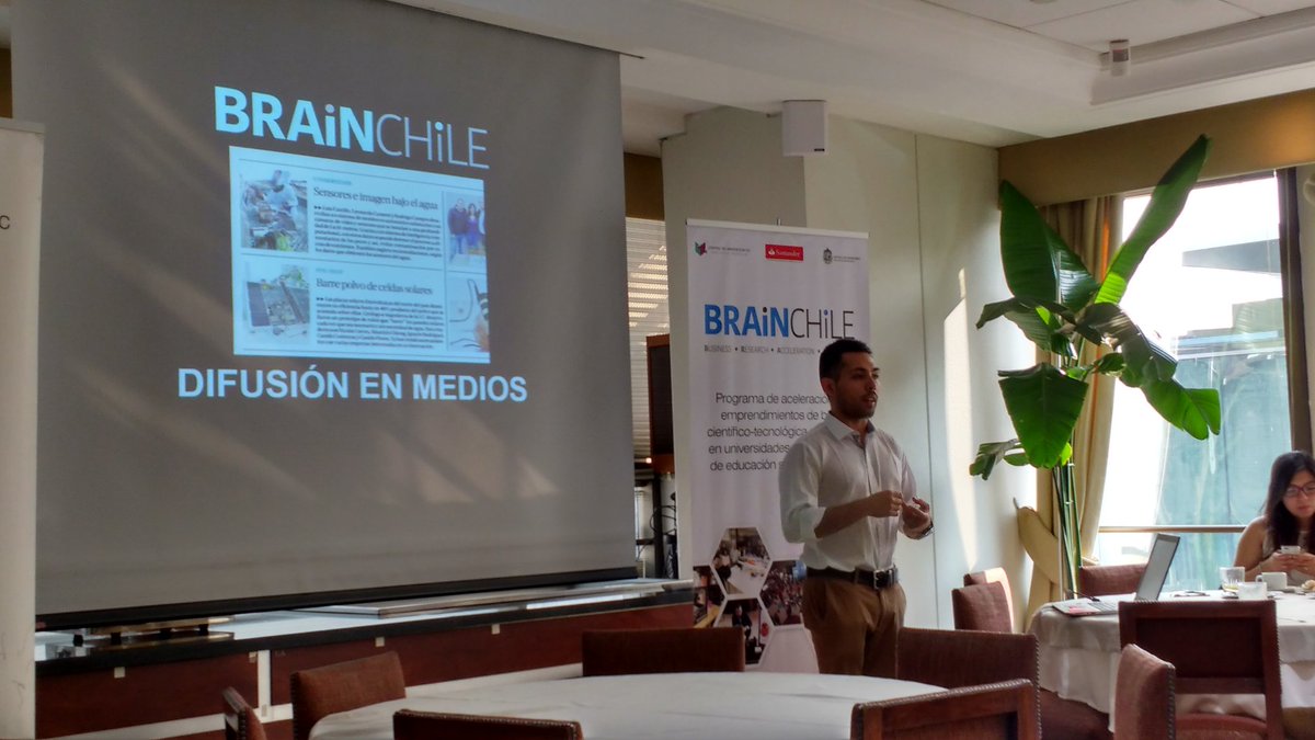 IngenieriaUC's tweet image. Robot q limpia paneles solares #IntiTech desarrollado x alumnos #IngenieriaUC + geólogo UChile en charla sobre exitoso paso x @Brain_Chile