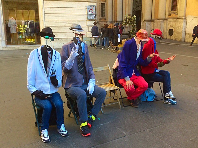 E poi passeggiando in #viacondotti tra un #brand e l'altro #perdilatesta! #roma #romacapitale #beautiful #beauty #design #dress #fashion