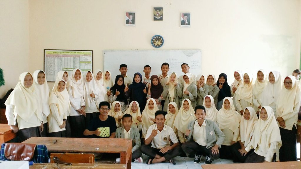 reaverdiningsih's tweet photo. Foto bareng kakak-kakak dari @etosjogja yg baik, asik dan ramah😊 https://t.co/2Iop9FL7Yo