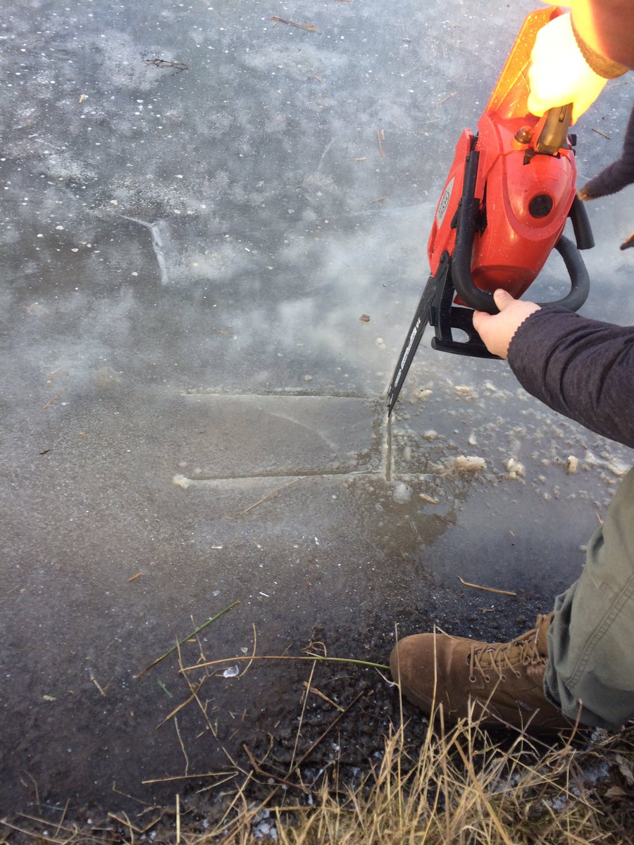 Samen met @Vortex_NL ijsdikte meten op verschillende plaatsen in Arkel. Ijs blijkt onbetrouwbaar. #Datuhetweet