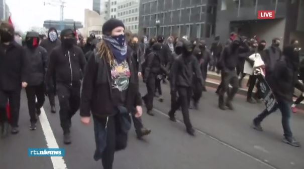 Livestream: veel activisten en politie bij demonstratie. Ruiten worden ingegooid. #trumpday rtlnieuws.nl/buitenland/liv…