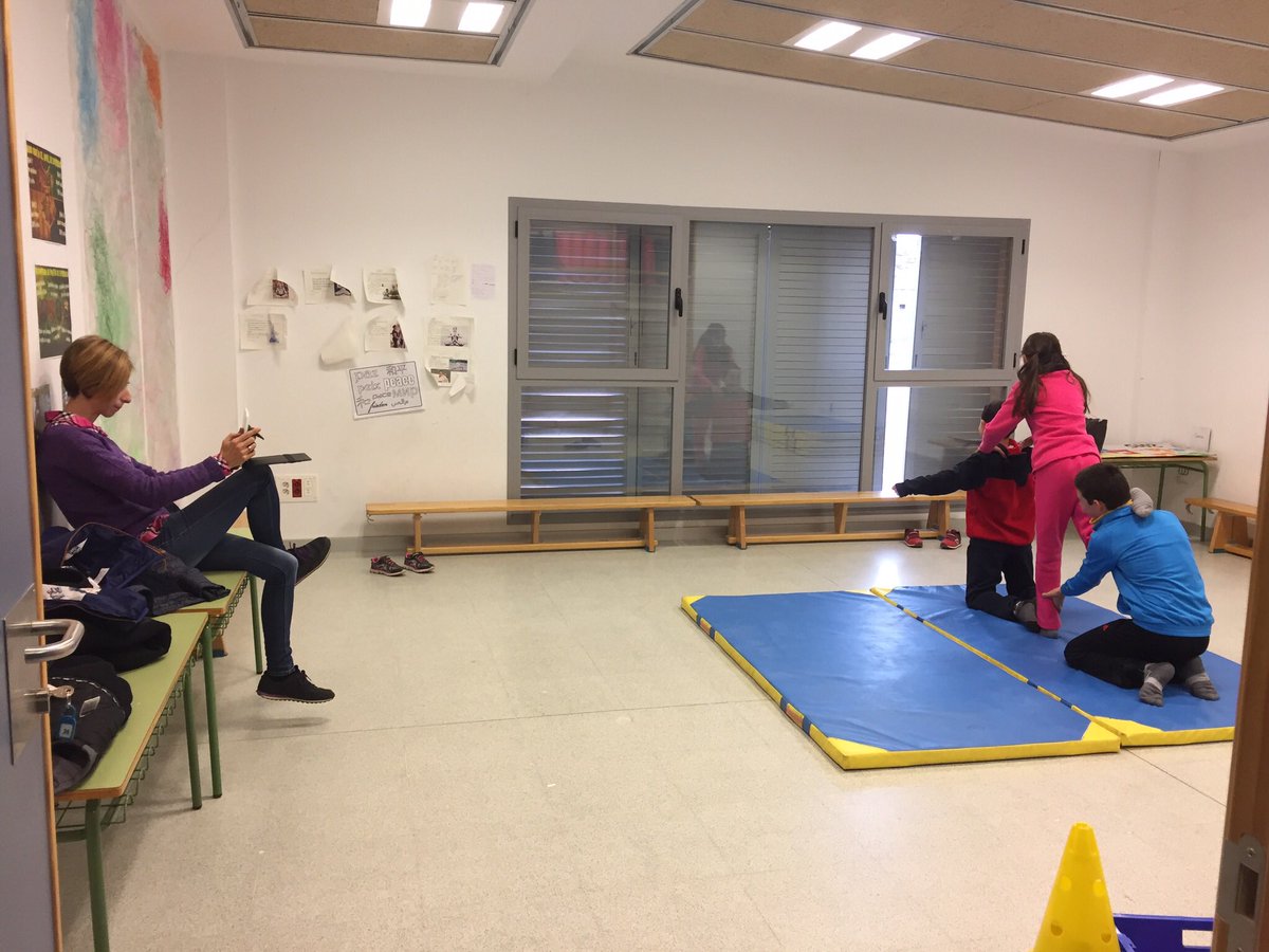 crasigloxxi's tweet photo. 2* día de #proyecto de #innovación #educativa #ObservaAcción buenas sensaciones #education #kahoot #QR #Chromville #lensoocreate @educacyl https://t.co/cIIOJ6s7zx