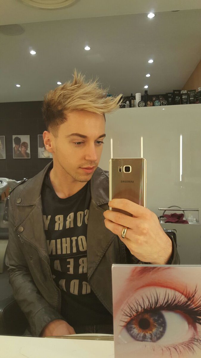 #ARTISTA JOVENES ¡CREAN su IMAGEN en LLONGUERAS
El Estilista Daniel Flores del Salón de Ganduxer con el nuevo peinado del bailarín Hrisio!