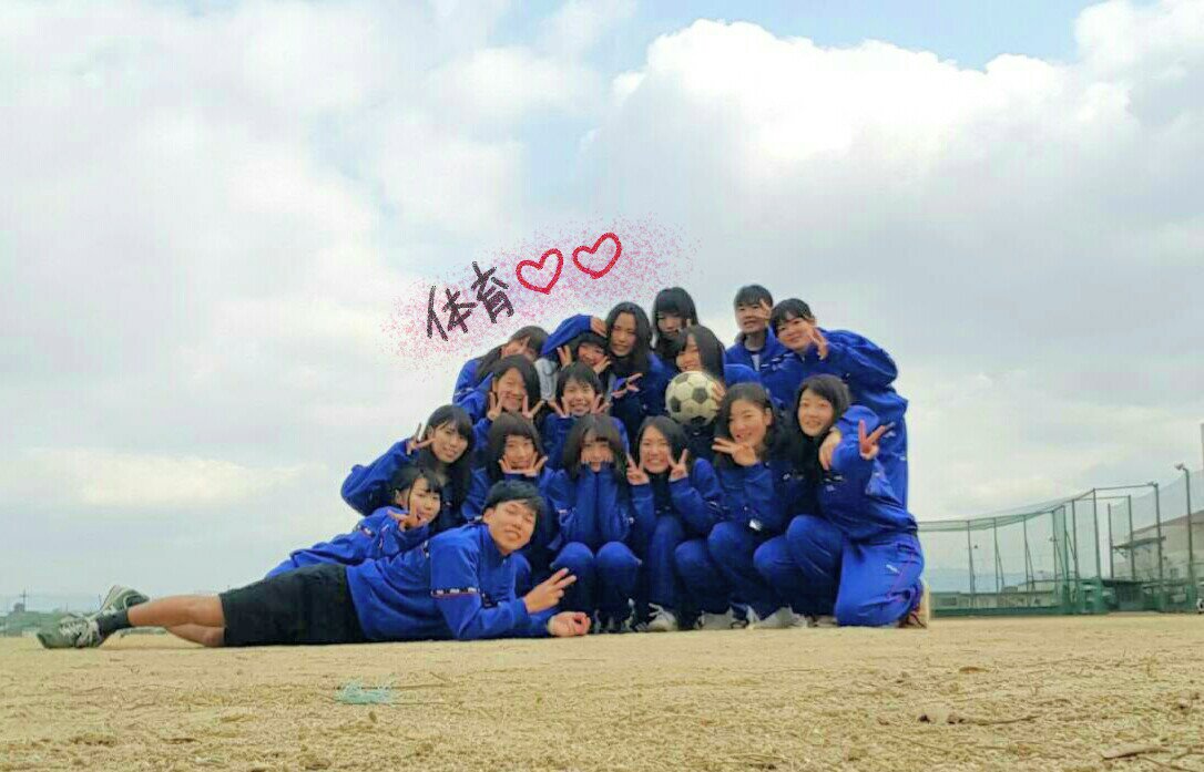maco_lave's tweet photo. 今日で授業ラスト、、😭
菓子パして写真撮りまくって～〜（笑）
体操服着るのも最後やった～〜。
何もかもが最後、、残るはテストだけ👎

謎のかいとん（笑）自分目つき悪い😂ウエハース美味しかった😳（笑）

昼休み全部なくなるかとヒヤヒヤしたけど笑
高校生活最後の授業おつかれみんな😻😻 https://t.co/72xPakHy8r