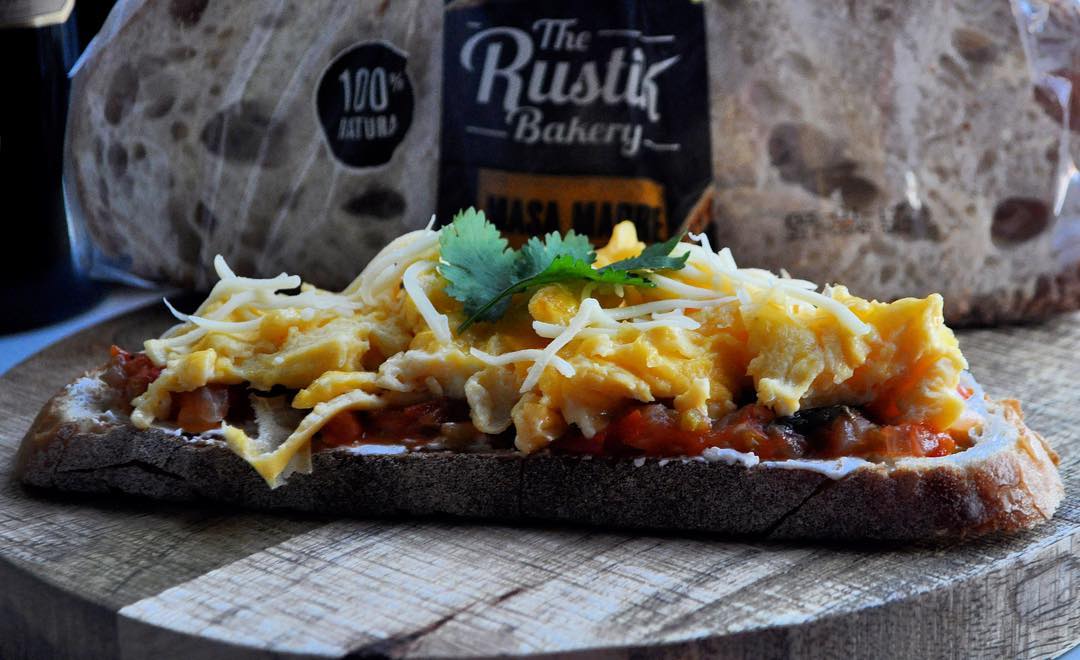 TheRustikBakery's tweet photo. Carol_cliche (IG) ganó #TheRustikBday con esta #TostaRustik de huevos revueltos, hogao, queso rallado y queso crema, ¿qué os parece? https://t.co/bo58iz0GQr