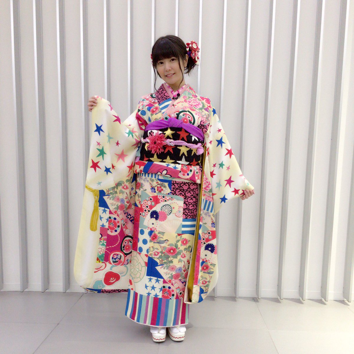 竹達 彩奈 Ar Twitter 今日の衣装は表彰式だったので 着物 ふりふさんですよー 星がポップでお気に入り 着物着る機会少ないので嬉しい 髪もそろそろおだんごできるようになってきたよー ふりふ 三松