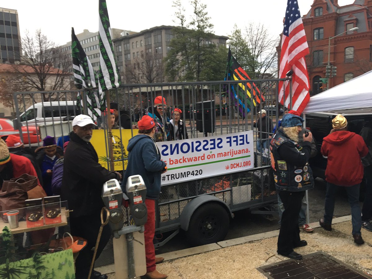 Jessica_Carro's tweet image. We're at the #Trump420 march in DC. Stay tuned to watch us live on our @HuffPostPol Facebook page! m.facebook.com/HuffPostPoliti…