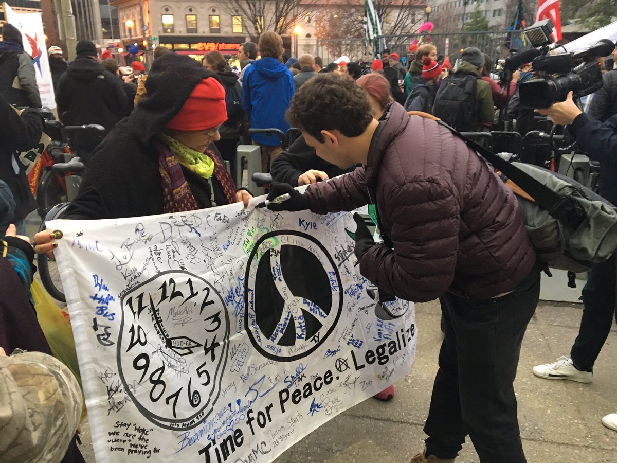 Jessica_Carro's tweet image. We're at the #Trump420 march in DC. Stay tuned to watch us live on our @HuffPostPol Facebook page! m.facebook.com/HuffPostPoliti…