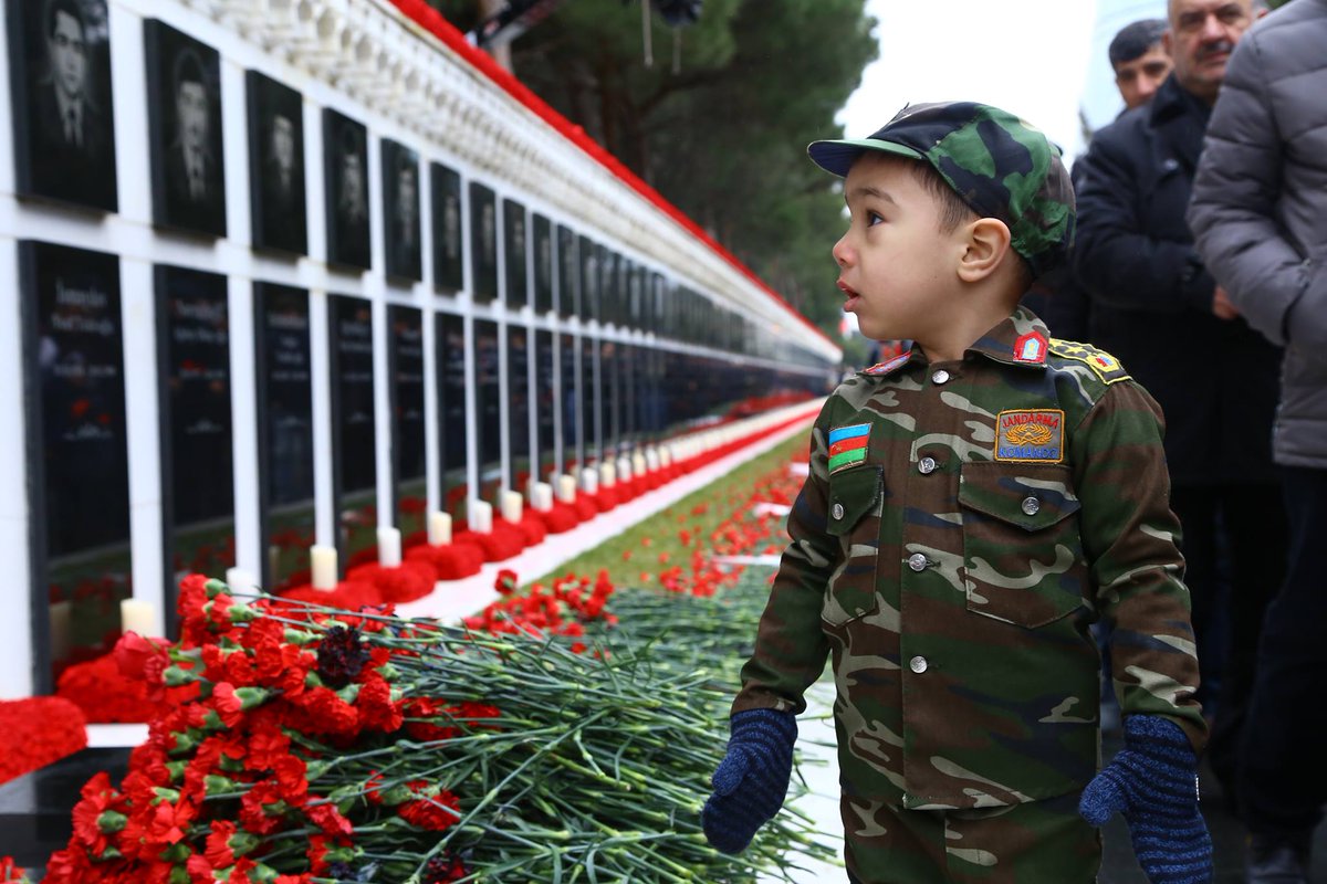elmar14aliyev's tweet photo. #20yanvar Şəhidlərini Unutmadıq! Unutdurmayacağıq! #Azerbaijan #20januaryourproudday #blackjanuary #Tragedy #terror #Sovietterror https://t.co/z3jok4Op7O