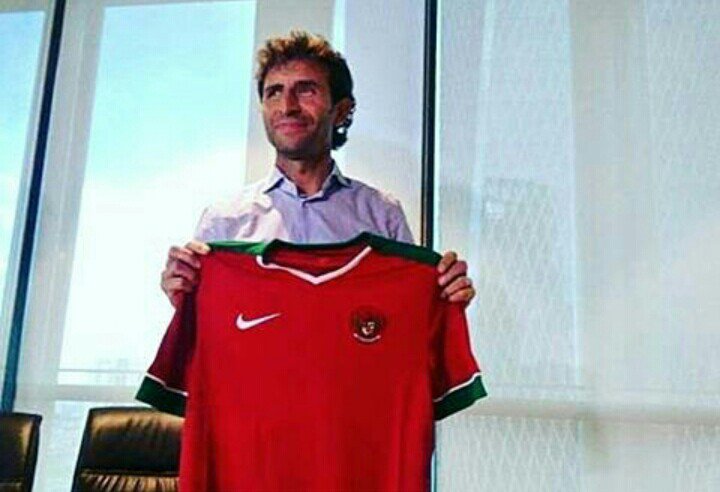 indosupporter's tweet image. Pelatih baru, jersey lama. Apparel centang promosi gratis 😂

Gimana pak? @RahmayadiEdy