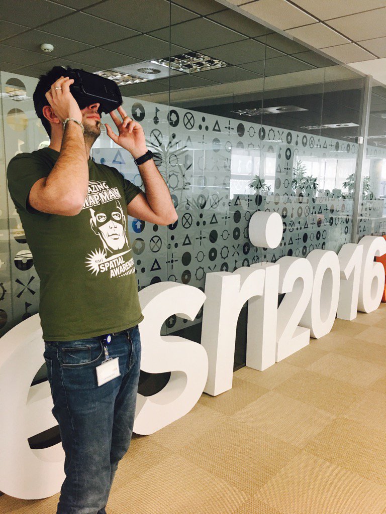 Esri_Spain's tweet image. Nuestro #MapMan de #3D y #VirtualReality os desea ¡#FelizFinde! 🌍