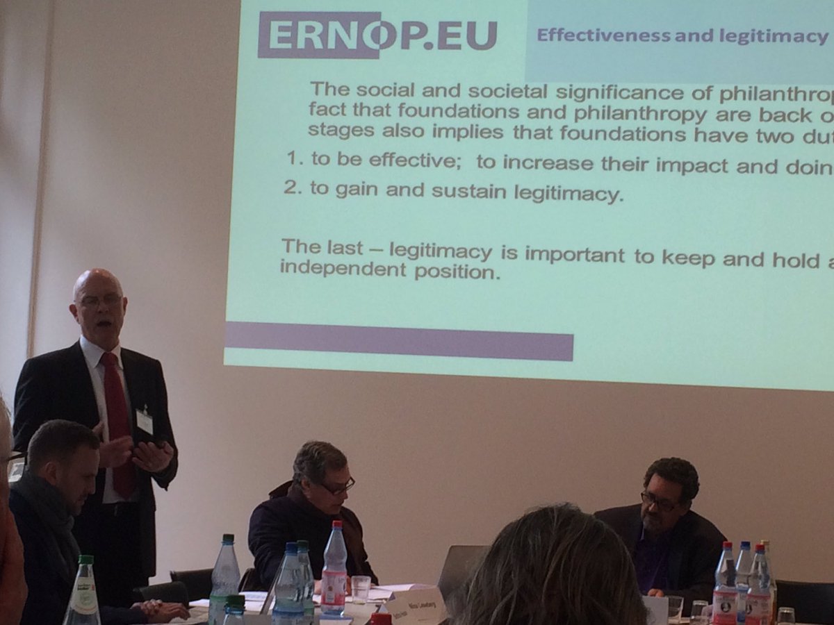SuzetteDeBoer's tweet photo. Theo Schuyt en @BarryHoolwerf Hoolwerf geven presentatie @DafneHQ Winter meeting over #GivingEurope https://t.co/WuscTv7Fiz