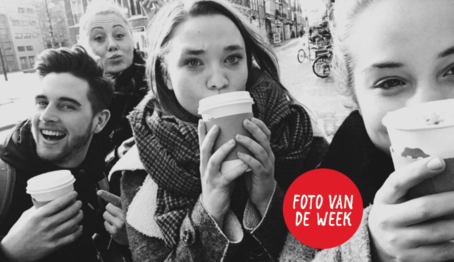 DEleeuwarden's tweet photo. Elske Kraak kwam met haar "Douwe Egbertarians" wat lekkers to go halen. Ziet eruit als een verdomd gezellig clubje! #fotovandeweek https://t.co/OqMqOAj7NV