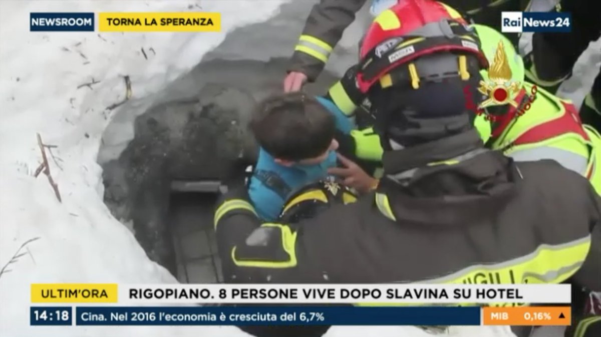 aurever's tweet photo. Queste immagini fanno bene al cuore. Ecco il primo bimbo estratto vivo dall'#HotelRigopiano! https://t.co/zYJiuRTOtT