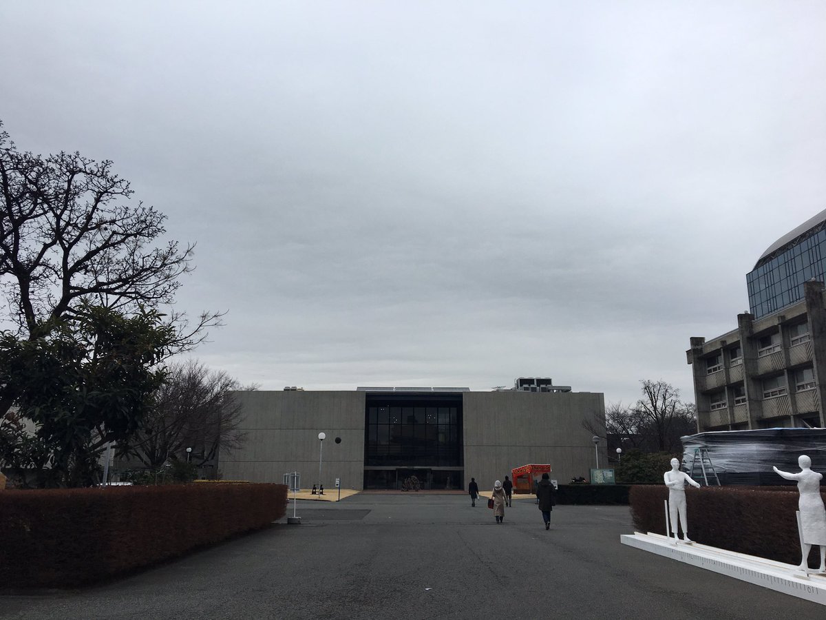fuku2da's tweet photo. みなさん！今日は本当に寒かったですね☃️
さて梅子たちは今日、寒空の下こちらのお洒落な大学にお邪魔してきました、、、！💫(みなさんわかりますか？)一体何を取材したのかは、、、❤️どうぞお楽しみに(o^^o)！！！ https://t.co/4TFwqxkQD0