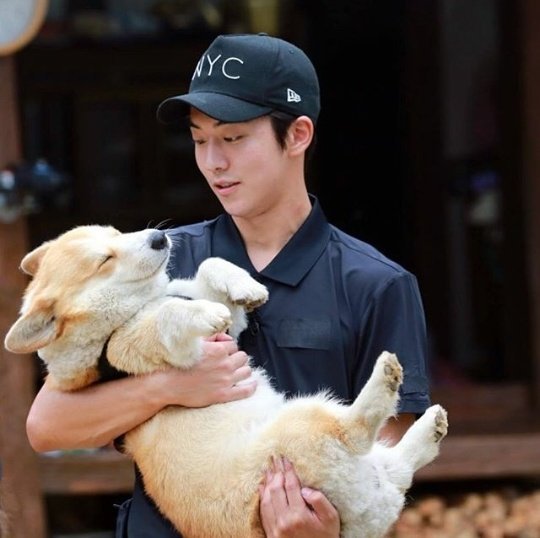 1976svintage's tweet photo. When you're in nam joo hyuk's arms https://t.co/r5PrCykfsr
