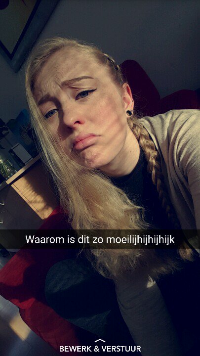 *probeert haar in te vlechten* *heeft na anderhalf uur nog maar 1 vlechtje*