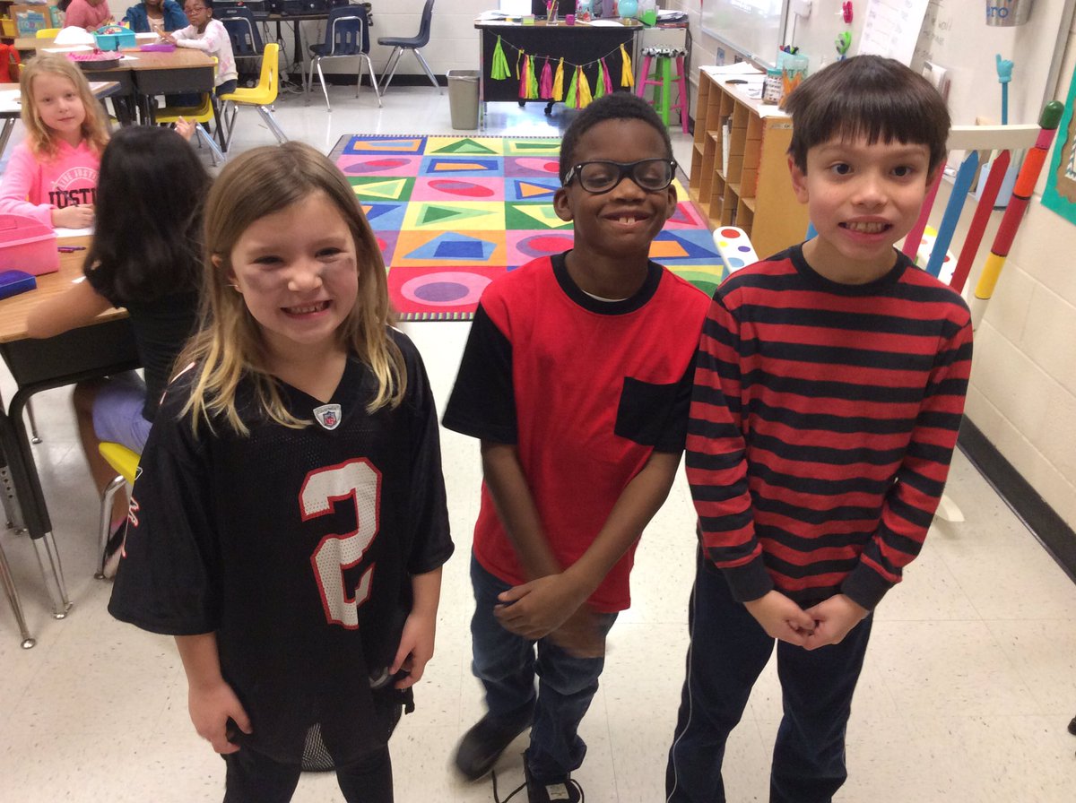 learnwithkerns's tweet photo. Supporting #FalconsFriday at @DolvinES #riseup https://t.co/J0UFk8ySR4