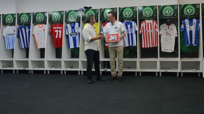 GranadaCF's tweet photo. La rojiblanca horizontal luce con honor en el vestuario del @ChapecoenseReal. Toda la fuerza desde el #GranadaCF. Nuestra gratitud a @marca https://t.co/p5WC3Heq3N
