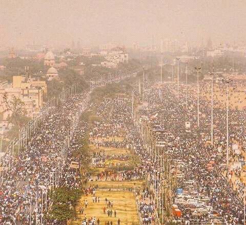 nivetha16's tweet photo. More then 6 lakhs ppl even at night ..history happening !! #AmendPCA #JusticeforJallikattu #ISupportJallikattu https://t.co/TdKbcJNCd4