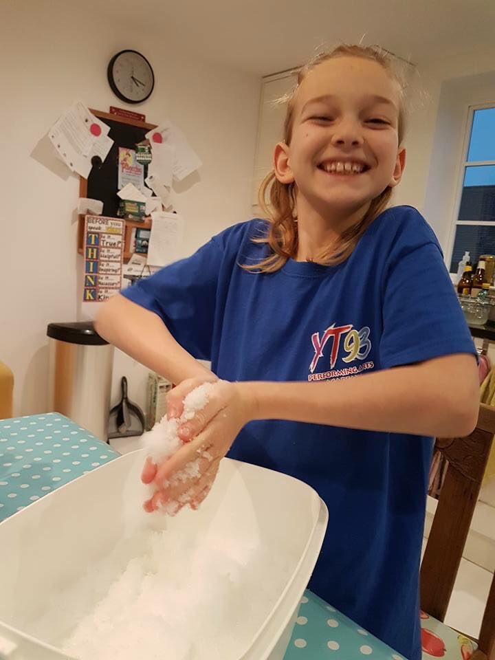 whizzpopbangmag's tweet photo. Oh the joy of playing with fake snow (made from the super absorbent powder in a disposable nappy!) #kidslovescience #kitchentableexperiments https://t.co/2kZIfg8j4f