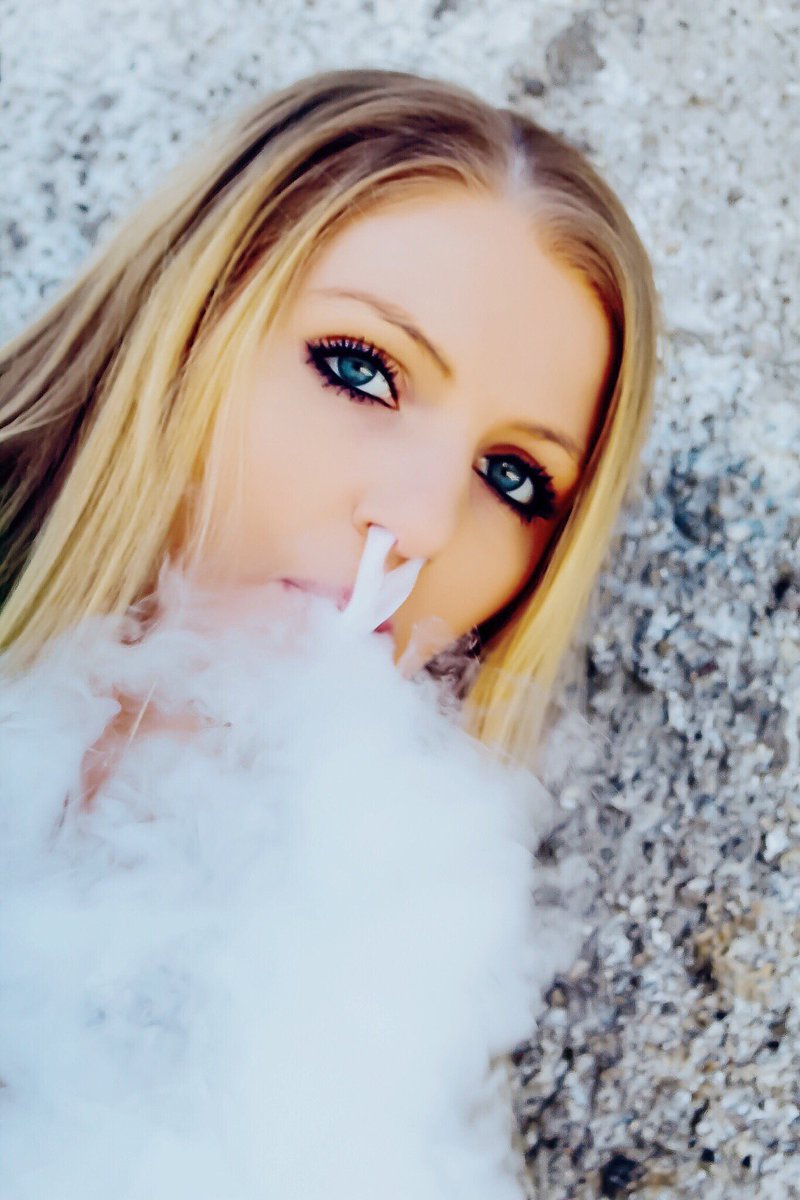 dampfergirl's tweet photo. Wish you all a nice friday😘💨 

#chickswithwicks #vapegang #girlsvapehard #vapechicks #vapemodels #cloudchaser #blueeyes #blonde #girl https://t.co/1ljfccWpSj